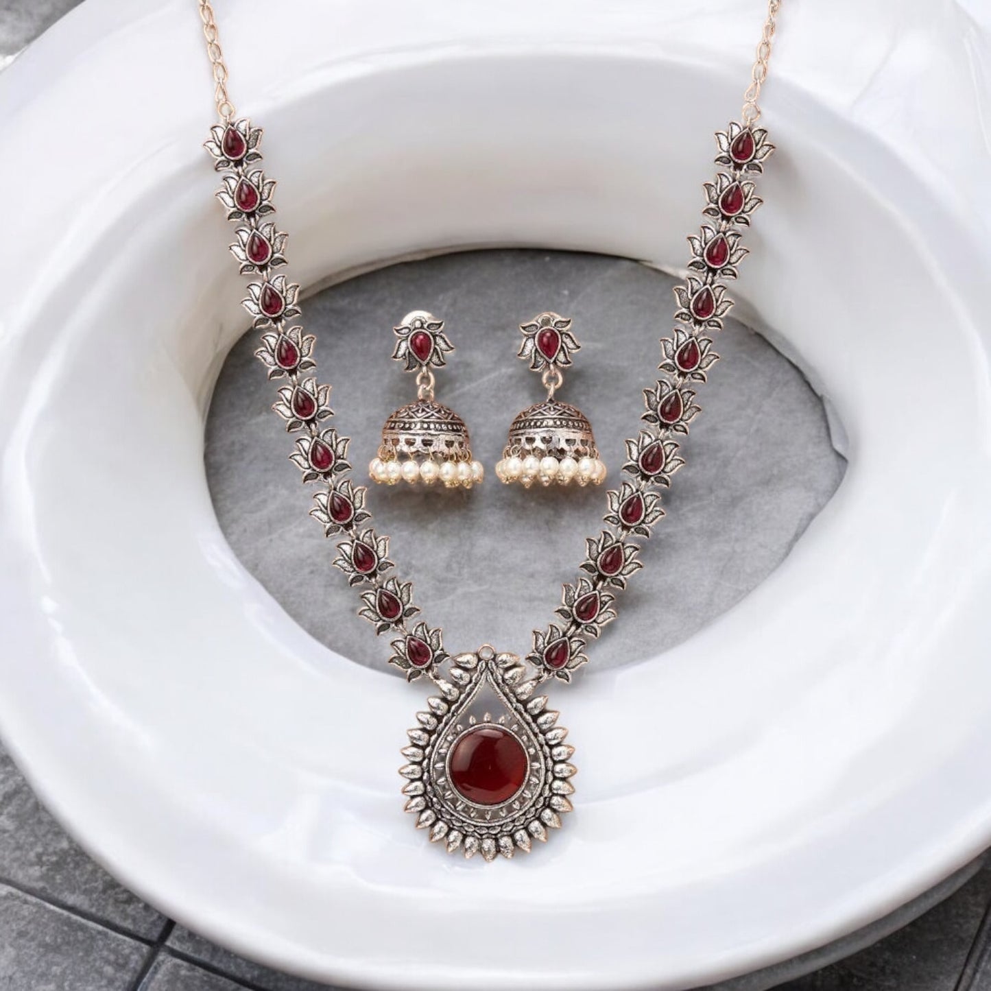 808783 Classic Necklace With Oxidised Plating-Ruby